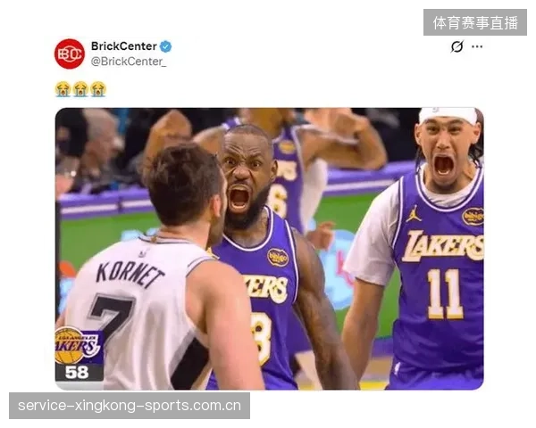 詹姆斯球馆内被小球迷拦下请求签名，反应超温柔